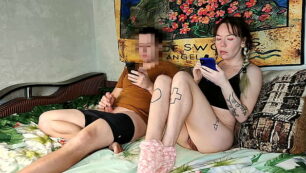 Aziatische stap zus kijken porno met haar stiefbroer